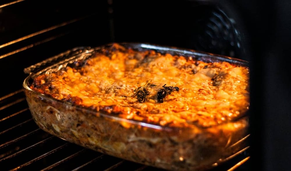 Кузнечики на тарелке. Почему люди выбрасывают нормальную еду и присматриваются к насекомым?